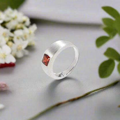 Anillo de plata de ley con piedras preciosas