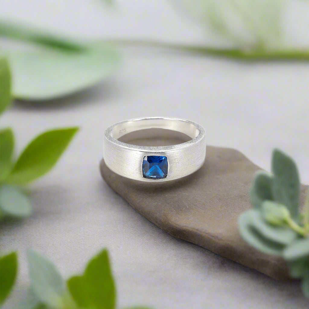 Anillo de plata de ley con piedras preciosas