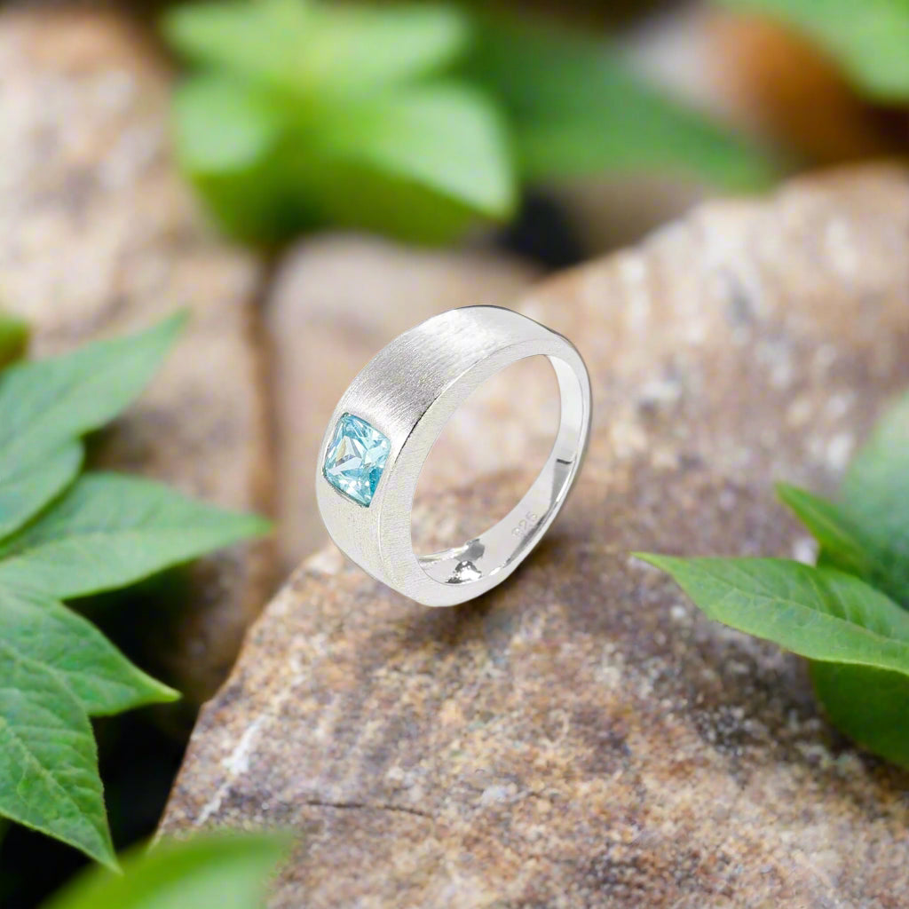 Anillo de plata de ley con piedras preciosas