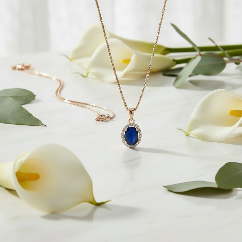 Collier avec pendentif halo de saphir bleu ovale GRACE en argent sterling plaqué or