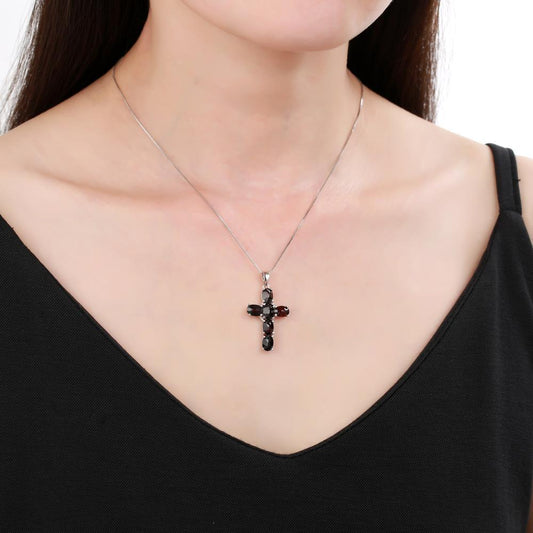 Collar con colgante de cruz de granate rodolita ovalado GRACE en plata de ley