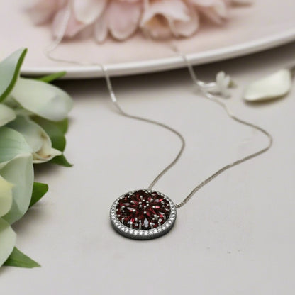 Collar con colgante de racimo redondo de granate rojo GRACE en plata de ley