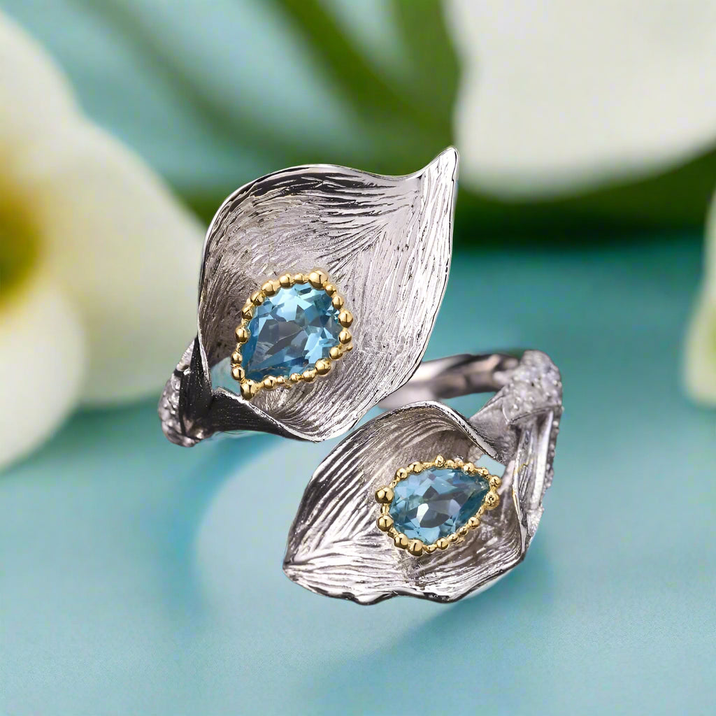 Anillo ajustable GRACE de topacio azul suizo con cala en plata de ley.