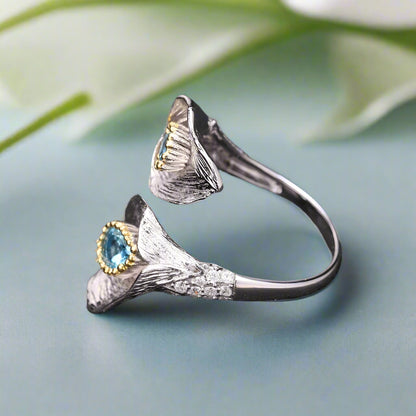Anillo ajustable GRACE de topacio azul suizo con cala en plata de ley.