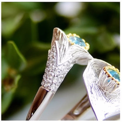 Anillo ajustable GRACE de topacio azul suizo con cala en plata de ley.