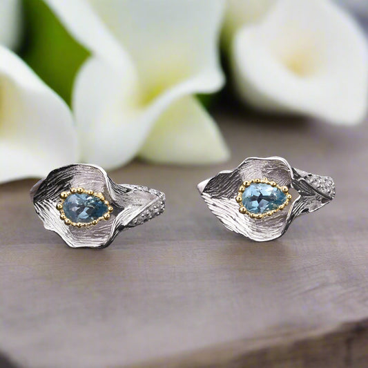 Boucles d'oreilles GRACE en argent sterling, faites à la main, avec topaze bleue suisse et lys calla