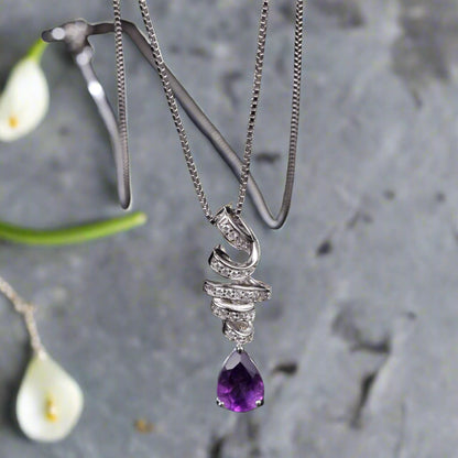 Collar con colgante de cinta de amatista en forma de lágrima y espiral en plata de ley GRACE