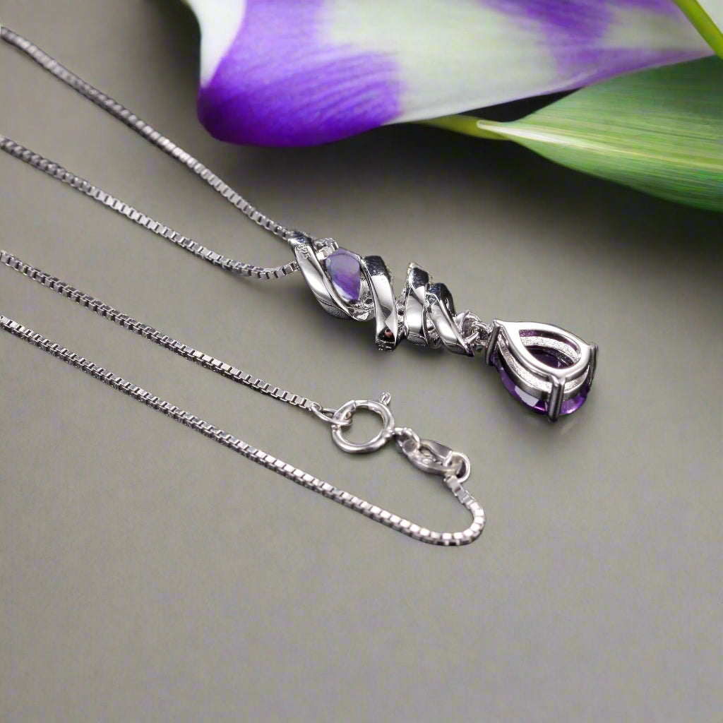 Collar con colgante de cinta de amatista en forma de lágrima y espiral en plata de ley GRACE