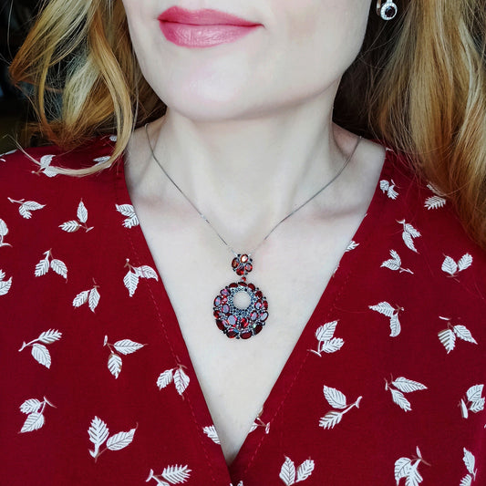 Collar vintage con colgante de granate redondo GRACE en plata de ley