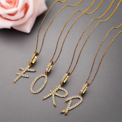 Collar con colgante inicial de moissanita en plata de ley bañada en oro