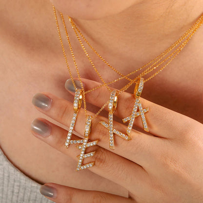 Collar con colgante inicial de moissanita en plata de ley bañada en oro