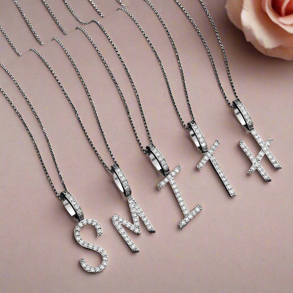Collier avec pendentif initial en moissanite et argent sterling