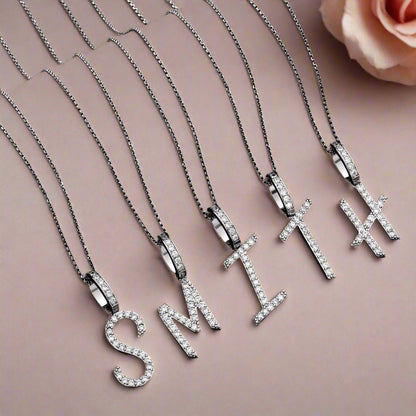 Collier avec pendentif initial en moissanite et argent sterling