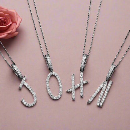 Collier avec pendentif initial en moissanite et argent sterling
