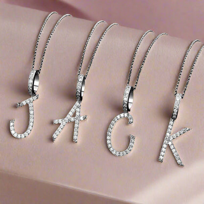 Collier avec pendentif initial en moissanite et argent sterling