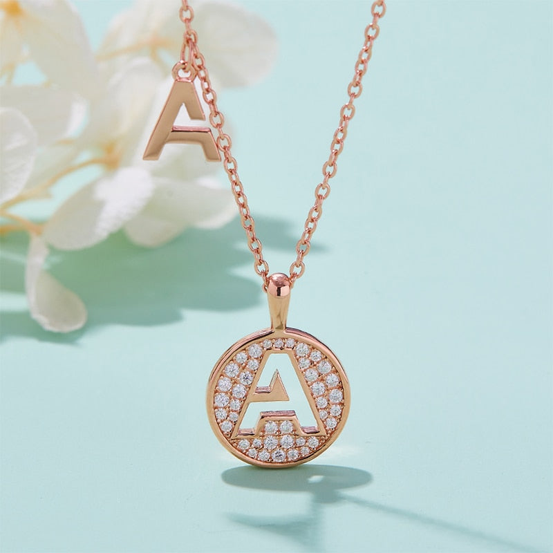 Collier avec initiales pavées de moissanite en argent plaqué or rose