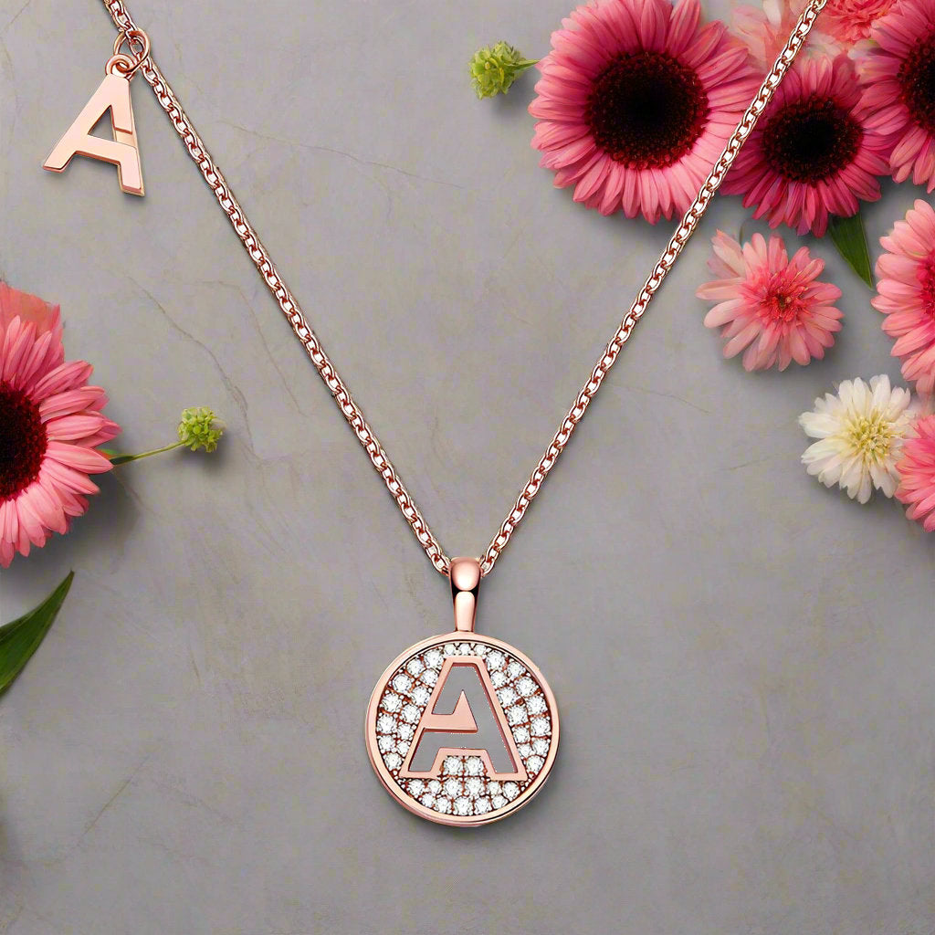 Collier avec initiales pavées de moissanite en argent plaqué or rose