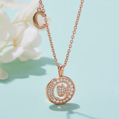 Collier avec initiales pavées de moissanite en argent plaqué or rose