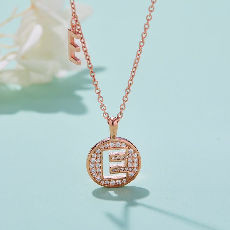 Collier avec initiales pavées de moissanite en argent plaqué or rose