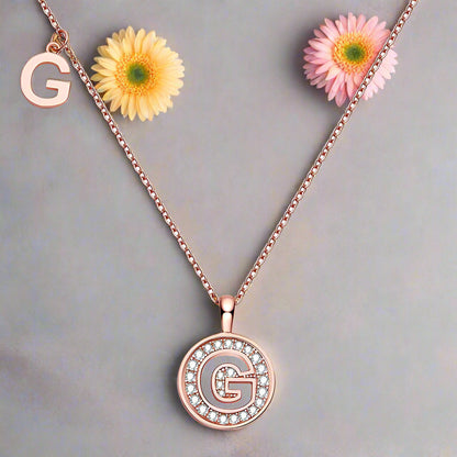 Collier avec initiales pavées de moissanite en argent plaqué or rose