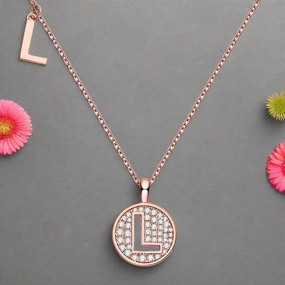Collier avec initiales pavées de moissanite en argent plaqué or rose