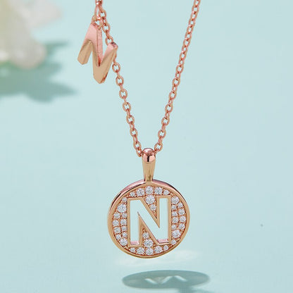 Collier avec initiales pavées de moissanite en argent plaqué or rose