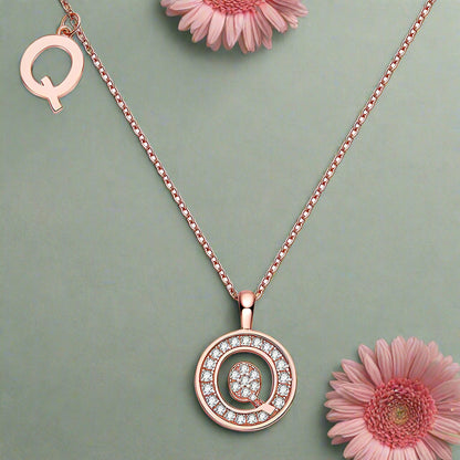Collier avec initiales pavées de moissanite en argent plaqué or rose