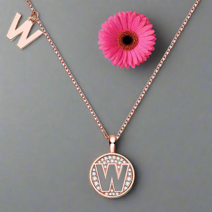 Collier avec initiales pavées de moissanite en argent plaqué or rose