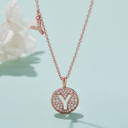 Collier avec initiales pavées de moissanite en argent plaqué or rose