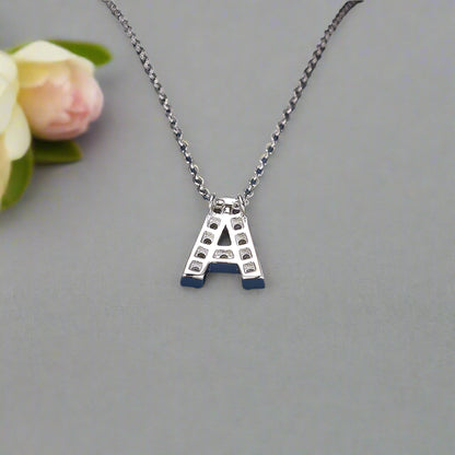 Collar con colgante con inicial de pavé de moissanita en plata de ley