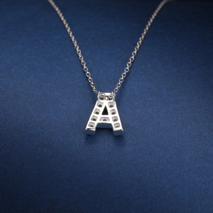 Collar con colgante con inicial de pavé de moissanita en plata de ley