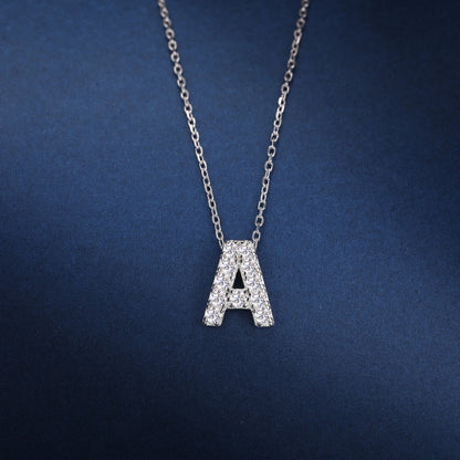 Collar con colgante con inicial de pavé de moissanita en plata de ley