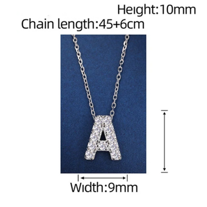 Collar con colgante con inicial de pavé de moissanita en plata de ley