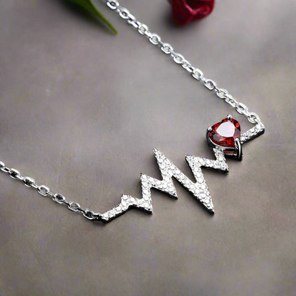 Collar GRACE con corazón de granate rojo y pulso en plata de ley bañada en oro