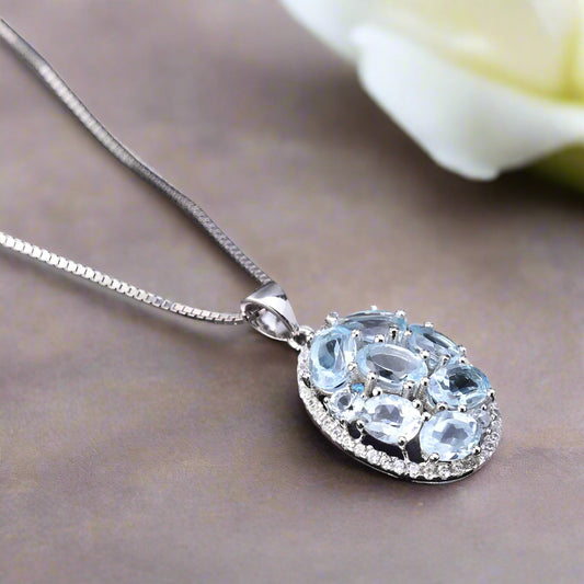 Collar con colgante de racimo ovalado de topacio azul cielo GRACE en plata de ley