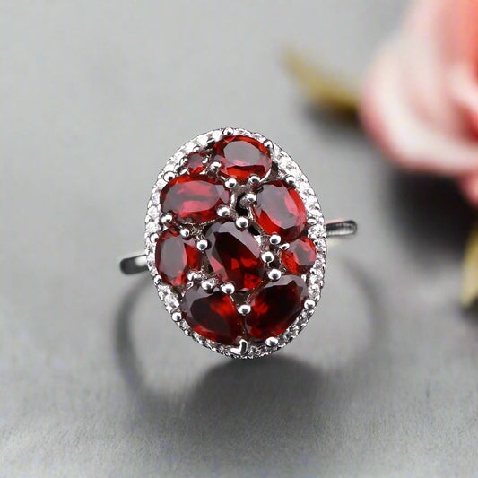 Anillo de cóctel con racimo ovalado de granate rojo GRACE en plata de ley