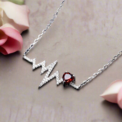 Collar GRACE con corazón de granate rojo y pulso en plata de ley bañada en oro