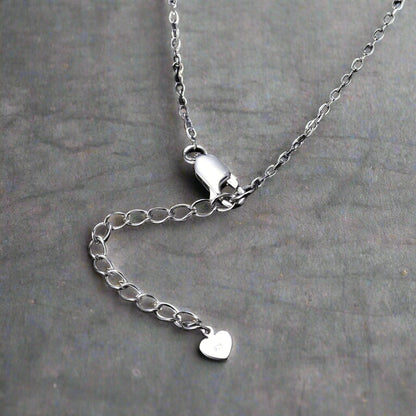 Collar GRACE con corazón de granate rojo y pulso en plata de ley bañada en oro