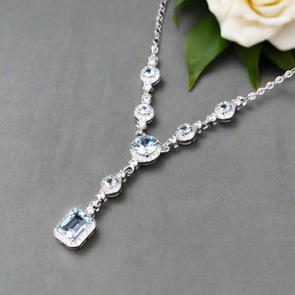 Collar con colgante de piedras preciosas en forma de lazo multipiedra GRACE en plata de ley