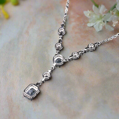Collar con colgante de piedras preciosas en forma de lazo multipiedra GRACE en plata de ley