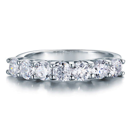 Anillo de diamantes redondos de imitación de siete piedras en plata de ley