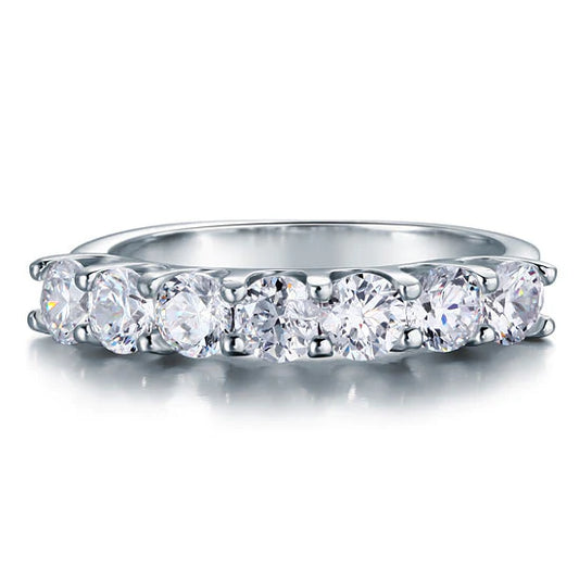 Anillo de diamantes redondos de imitación de siete piedras en plata de ley