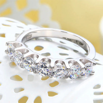 Anillo de diamantes redondos de imitación de siete piedras en plata de ley