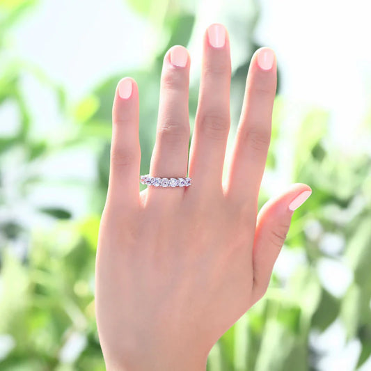 Anillo de diamantes redondos de imitación de siete piedras en plata de ley