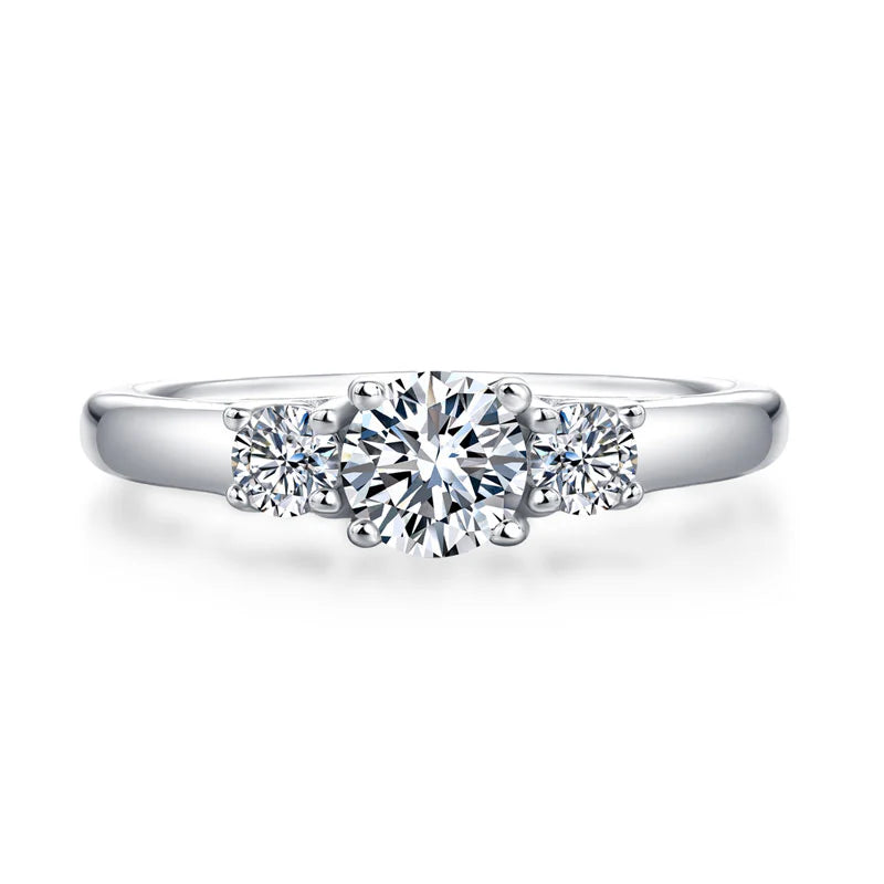 Anillo de compromiso de tres diamantes redondos de moissanita en plata de ley