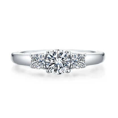Anillo de compromiso de tres diamantes redondos de moissanita en plata de ley