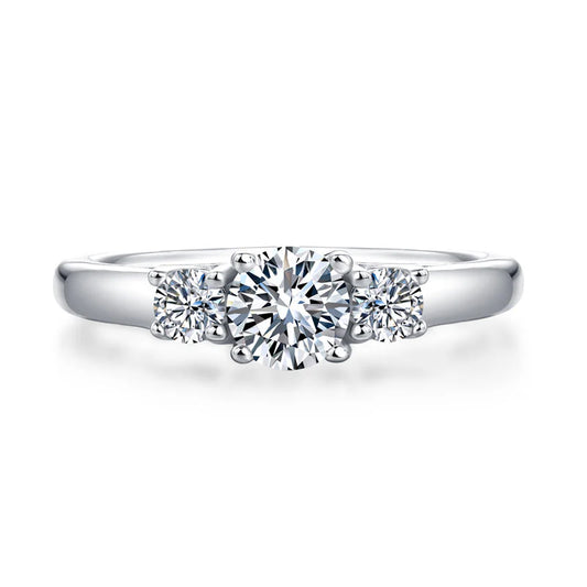 Anillo de compromiso de tres diamantes redondos de moissanita en plata de ley
