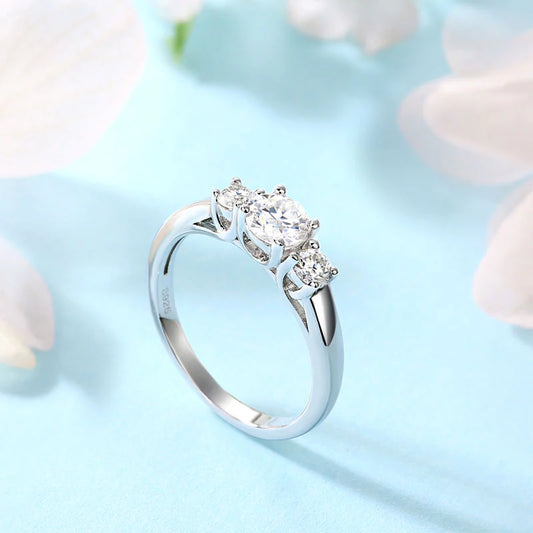Anillo de compromiso de tres diamantes redondos de moissanita en plata de ley