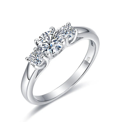 Anillo de compromiso de tres diamantes redondos de moissanita en plata de ley