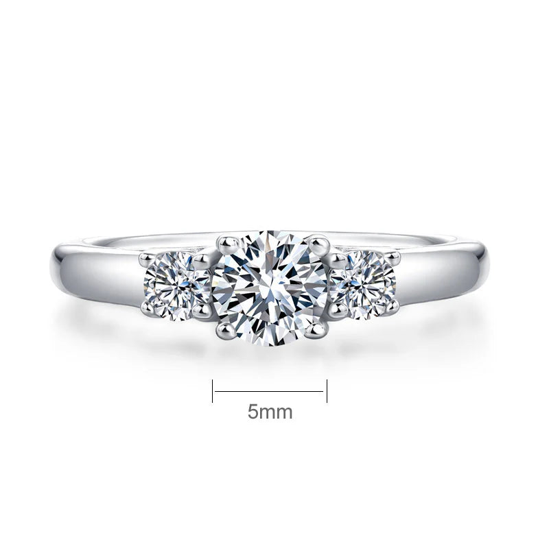 Anillo de compromiso de tres diamantes redondos de moissanita en plata de ley